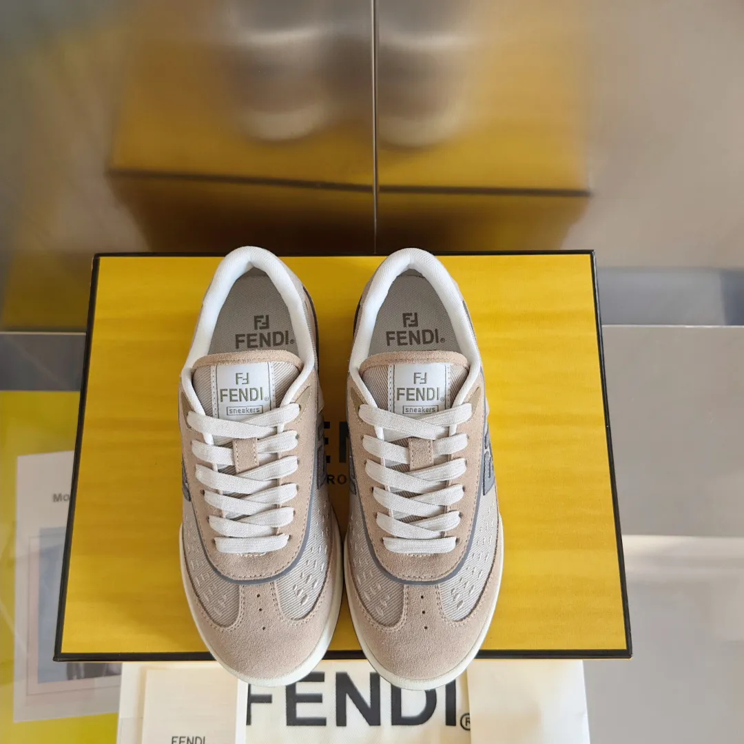 [FENDI] Top P: 720💰 Couple model ▪️ Size: Women's model 35-41 / Men's model 39-45 Top version: Fendi Fendi match series Couple model, film, casual sports shoes, sneakers, original purchase, development and production of these FENDI Match lace-up sports shoes. Small perforations accent the upper. Made of white leather with beige suede details. Matcha green leather FF applique. Rubber sole with FENDI lettering on the side. Comes with exquisite packaging at the counter🛍📦 ▪️ Fabric: Original custom imported first-layer cowhide ▪️ Lining: Imported custom breathable mesh ▪️ Sole: Original molded TPU two-color combination sole ▪️ Sole thickness: 3CM.